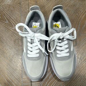 Dolce Vita Women’s Sneakers size 9
